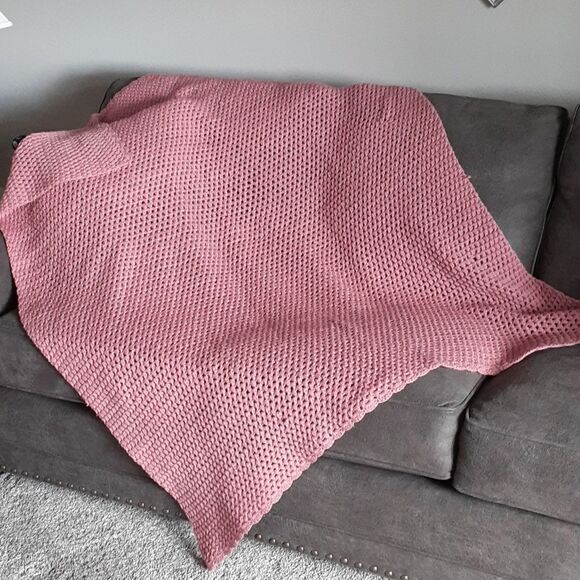 Lovely hand crocheted dusty rose 46" X 59" afghan with scalloped edges on 2 side - Picture 1 of 6
